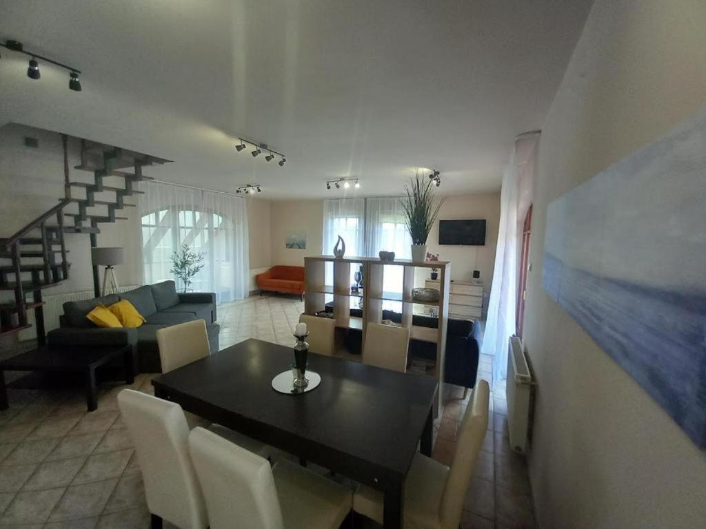 Lujza Apartman Goedoello Apartment Exterior photo